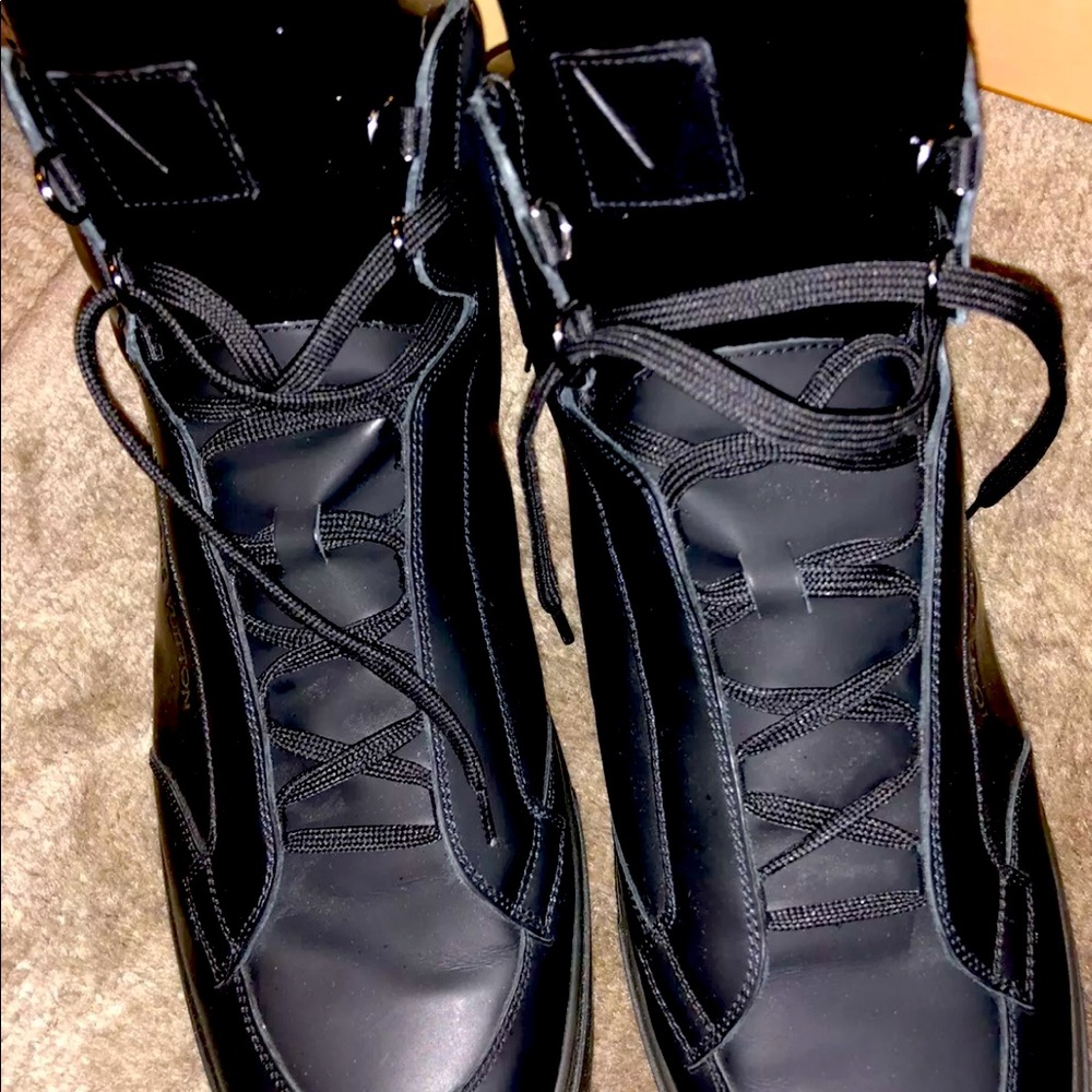 Pre-owned VERY gently used Louis Vuitton Sneakers